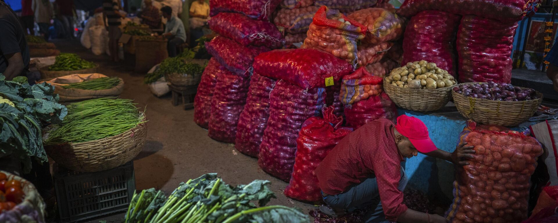 A vendor sorts onions in a wholesale vegetable market in Guwahati, India, Tuesday, March 14, 2023. India’s economy is projected to grow 7% in the fiscal year ending in March. - Sputnik India, 1920, 16.03.2023