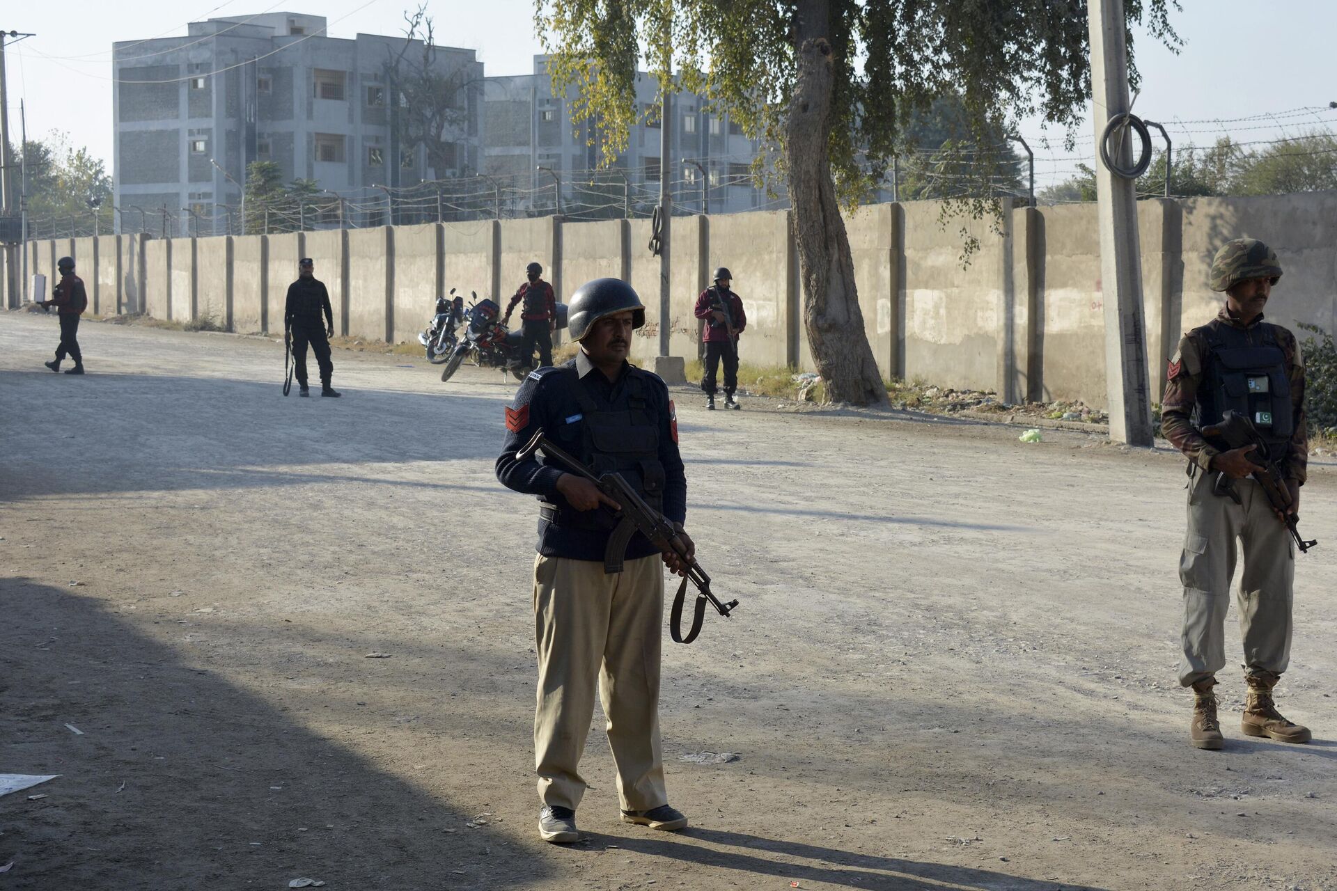 Security officials guard a blocked road leading to a counter-terrorism center after security forces starting to clear the compound seized earlier by Pakistani Taliban (banned in Russia) militants in Bannu, a northern district in the Pakistan's Khyber Pakhtunkhwa province, Tuesday, Dec. 20, 2022. - Sputnik India, 1920, 07.01.2024