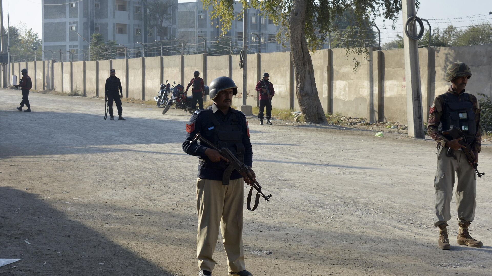 Security officials guard a blocked road leading to a counter-terrorism center after security forces starting to clear the compound seized earlier by Pakistani Taliban (banned in Russia) militants in Bannu, a northern district in the Pakistan's Khyber Pakhtunkhwa province, Tuesday, Dec. 20, 2022. - Sputnik India, 1920, 16.03.2023
