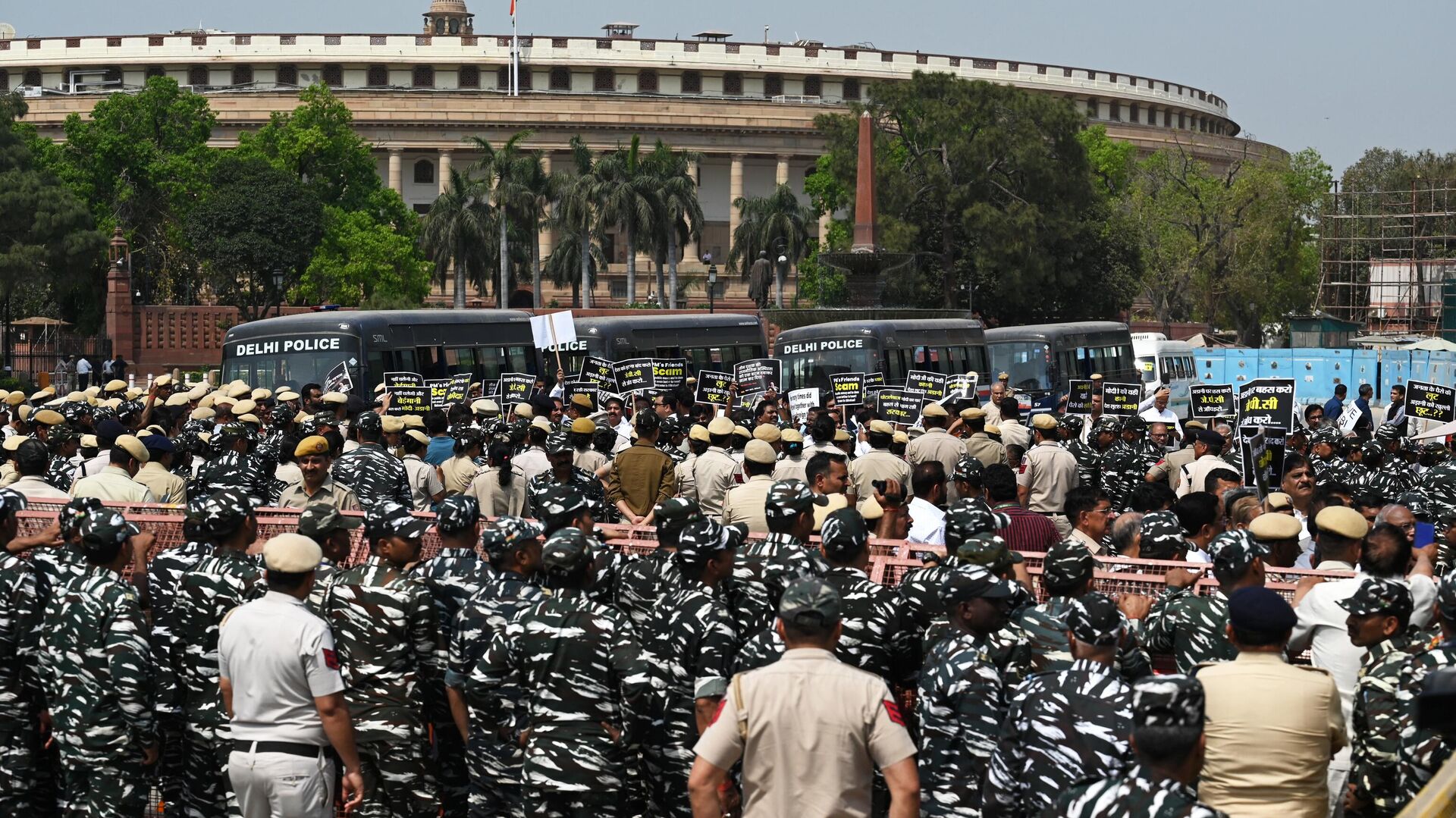Security personnel stand guard as members of India's opposition parties take part in a protest near the parliament in New Delhi on March 15, 2023, calling for an enquiry into allegations of major accounting fraud at Adani, the country's biggest conglomerate. - Sputnik India, 1920, 16.03.2023