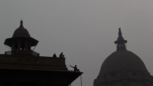 Indian electricians set up lights on the roof of South Block, a set of colonial buildings that house several Indian ministries ahead of Republic Day celebrations, in New Delhi, India, Tuesday, Jan. 19, 2016. - Sputnik India