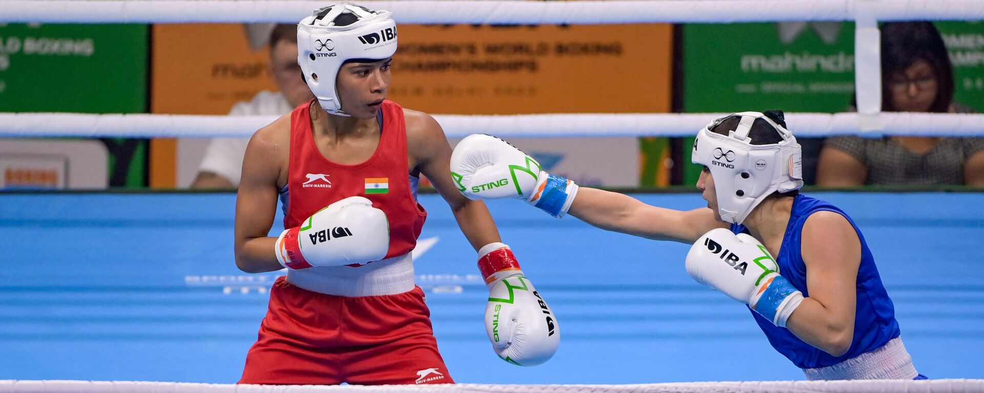 Indian Boxer Nikhat Zareen (L) in action against Azerbaijan boxer Anakhanim Ismayilova during the preliminary round of the Elite women 48-50 kgs light fly IBA Women’s World Boxing Championship 2023, in New Delhi on March 16, 2023. - Sputnik India, 1920, 16.03.2023