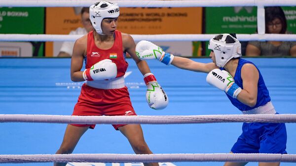 Indian Boxer Nikhat Zareen (L) in action against Azerbaijan boxer Anakhanim Ismayilova during the preliminary round of the Elite women 48-50 kgs light fly IBA Women’s World Boxing Championship 2023, in New Delhi on March 16, 2023. - Sputnik India
