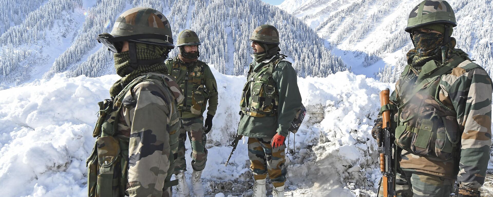 Indian army soldiers stand on a snow-covered road near Zojila mountain pass that connects Srinagar to the union territory of Ladakh, bordering China on February 28, 2021. - Sputnik India, 1920, 17.03.2023