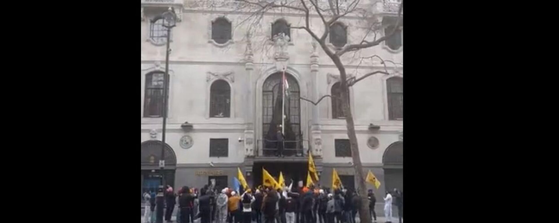Khalistani separatists attempt to pull down the Indian flag at the High Commission of India, London pm March 19, 2023 - Sputnik India, 1920, 20.03.2023