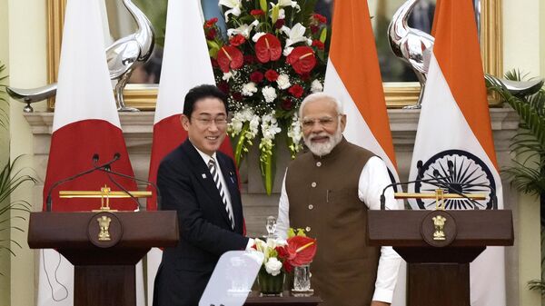 Japan’s Prime Minister Fumio Kishida, left and Indian Prime Minister Narendra Modi, shake hands after making press statements following their meeting in New Delhi, India, Monday, March 20, 2023. - Sputnik भारत