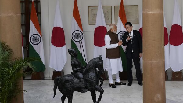 Indian Prime Minister Narendra Modi, left, talks with his Japanese counterpart Fumio Kishida before their delegation level meeting in New Delhi, India, Monday, March 20, 2023. - Sputnik India