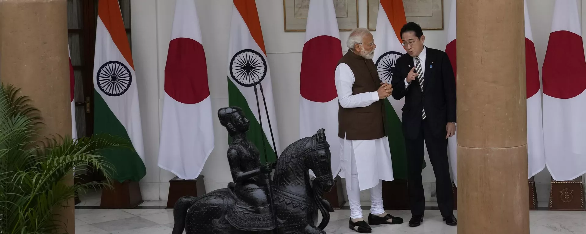 Indian Prime Minister Narendra Modi, left, talks with his Japanese counterpart Fumio Kishida before their delegation level meeting in New Delhi, India, Monday, March 20, 2023. - Sputnik India, 1920, 20.03.2023