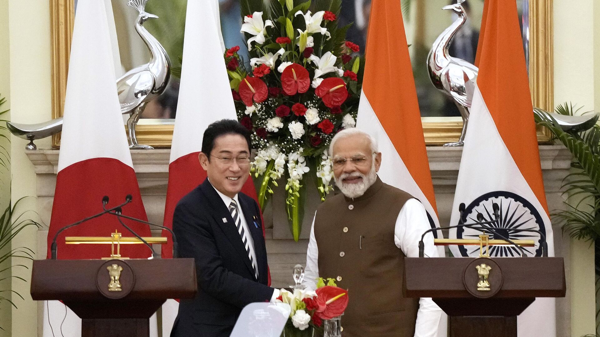 Japan’s Prime Minister Fumio Kishida, left and Indian Prime Minister Narendra Modi, shake hands after making press statements following their meeting in New Delhi, India - Sputnik India, 1920, 20.03.2023