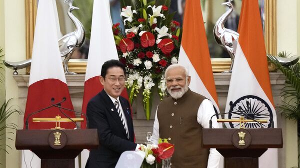 Japan’s Prime Minister Fumio Kishida, left and Indian Prime Minister Narendra Modi, shake hands after making press statements following their meeting in New Delhi, India - Sputnik India