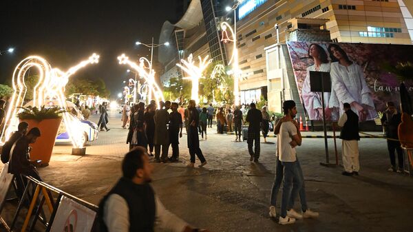 People gather outside a mall following an earthquake in Islamabad, Pakistan, on March 21, 2023. - Sputnik India