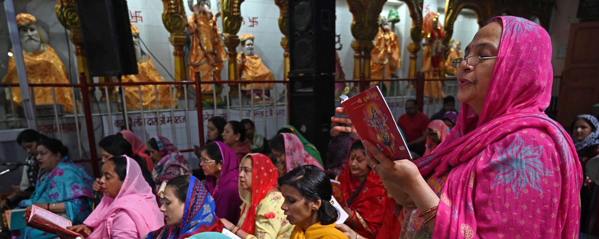 Hindu devotees offer prayers on the first day of Navratri celebrations at Mata Longa Wali Devi temple in Amritsar on March 22, 2023. - Sputnik India, 1920, 22.03.2023
