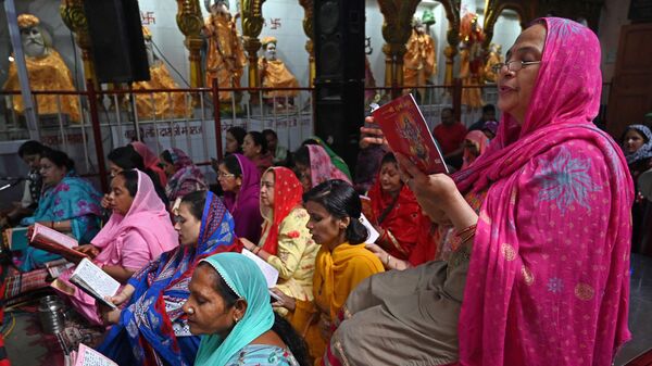 Hindu devotees offer prayers on the first day of Navratri celebrations at Mata Longa Wali Devi temple in Amritsar on March 22, 2023. - Sputnik India