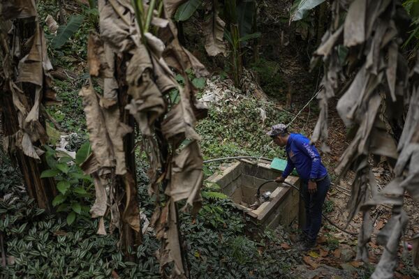 Franklin Caceres checks a water pump with used to cellect water from a well in the Petare neighborhood of Caracas, Venezuela, Monday, March 20, 2023. - Sputnik भारत