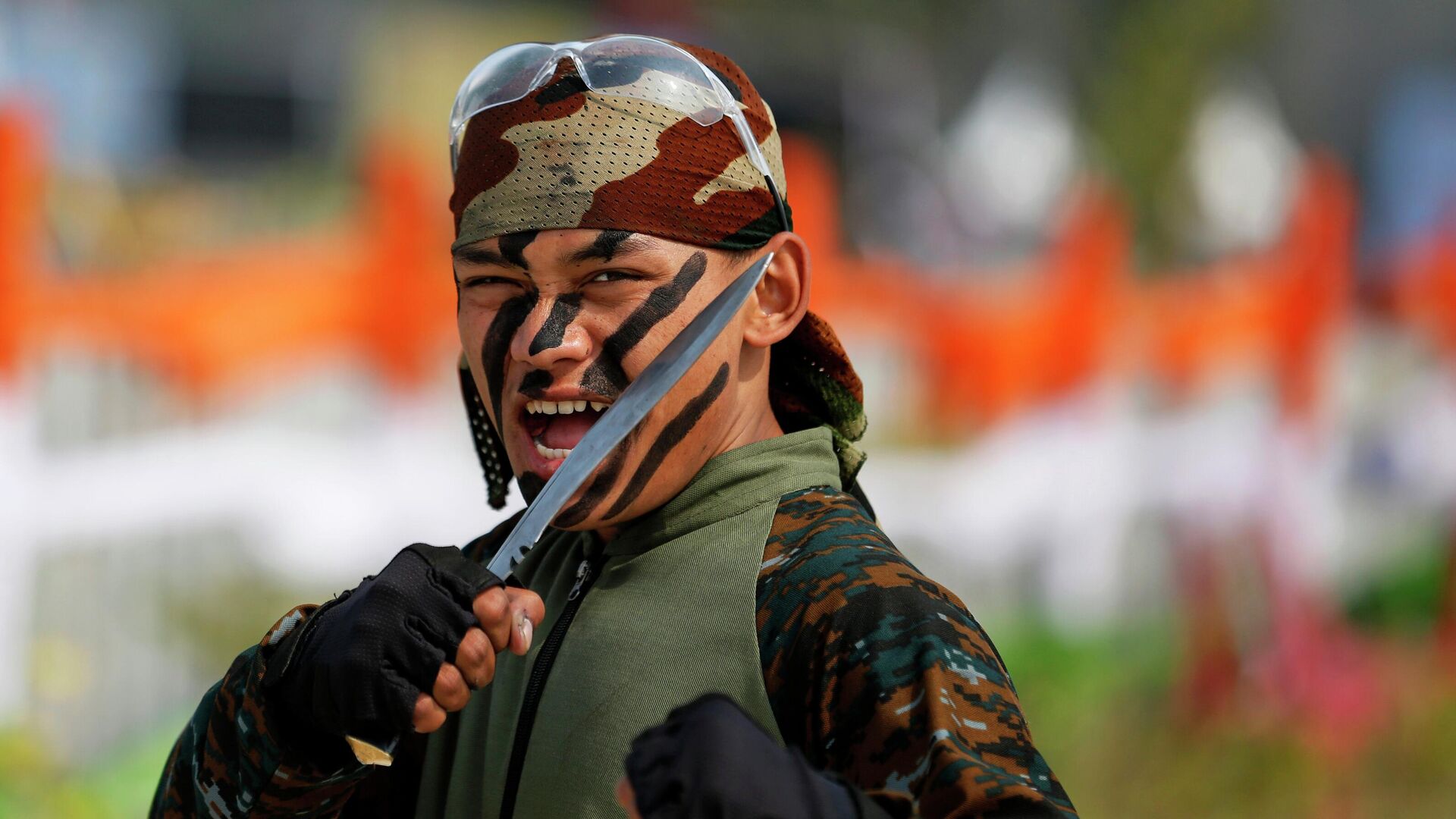An Indian army soldier of the Gorkha regiment displays skills in the sidelines of the biennial defense exhibition in Lucknow, India, Sunday, Feb. 9, 2020 - Sputnik India, 1920, 22.03.2023
