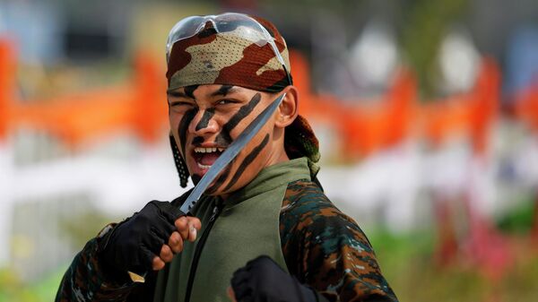 An Indian army soldier of the Gorkha regiment displays skills in the sidelines of the biennial defense exhibition in Lucknow, India, Sunday, Feb. 9, 2020 - Sputnik भारत