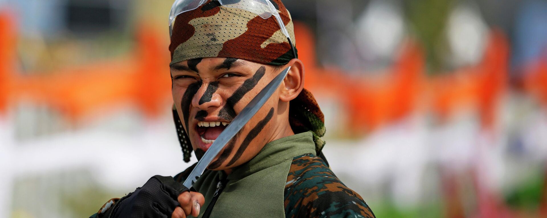 An Indian army soldier of the Gorkha regiment displays skills in the sidelines of the biennial defense exhibition in Lucknow, India, Sunday, Feb. 9, 2020 - Sputnik India, 1920, 29.10.2023