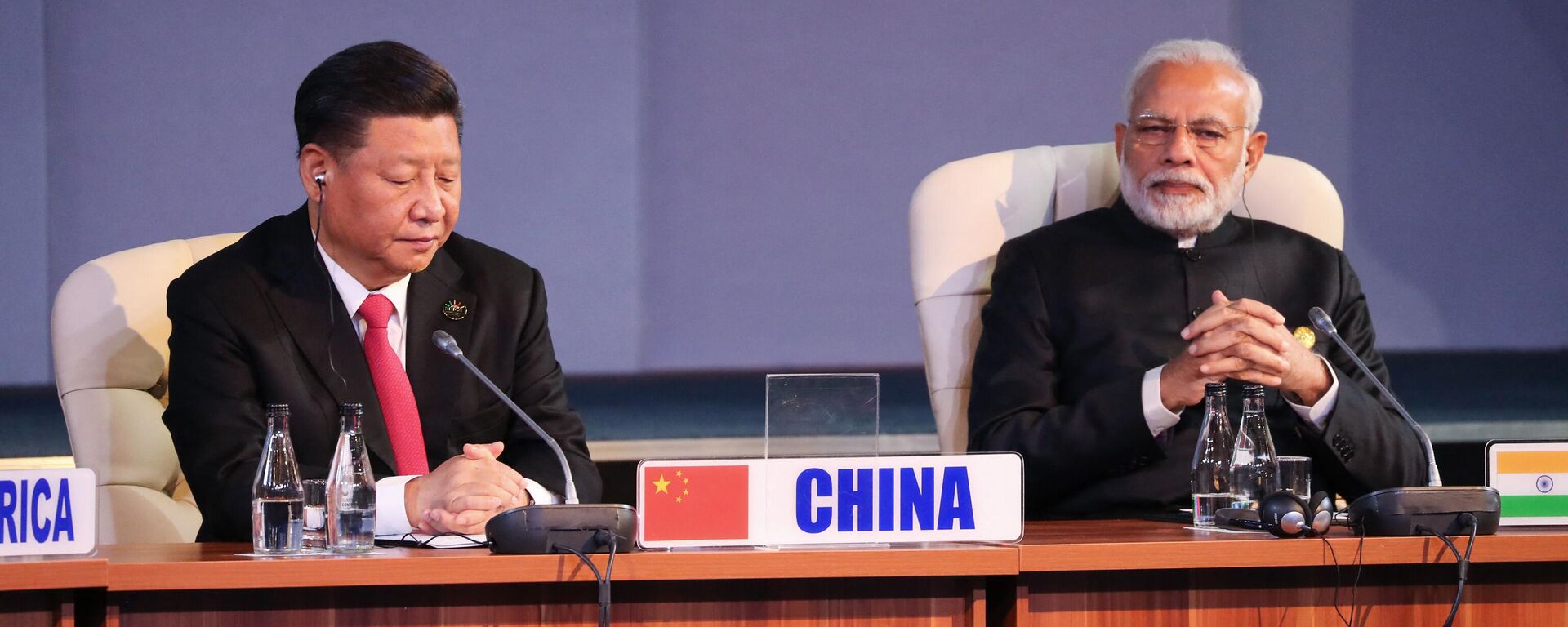 (LtoR) China's President Xi Jinping and India's Prime Minister Narendra Modi attend a session meeting during the 10th BRICS summit (acronym for the grouping of the world's leading emerging economies, namely Brazil, Russia, India, China and South Africa) on July 27, 2018 in Johannesburg, South Africa. - Sputnik India, 1920, 23.03.2023