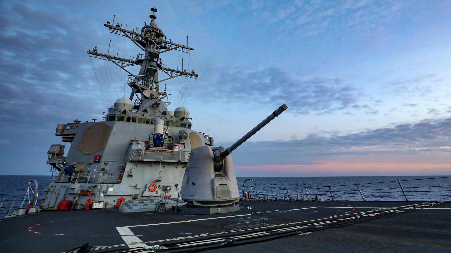 Arleigh Burke-class guided-missile destroyer USS Benfold (DDG 65) conducts routine underway operations. Benfold is forward-deployed to the U.S. 7th Fleet area of operations in support of a free and open Indo-Pacific. - Sputnik India, 1920, 23.03.2023