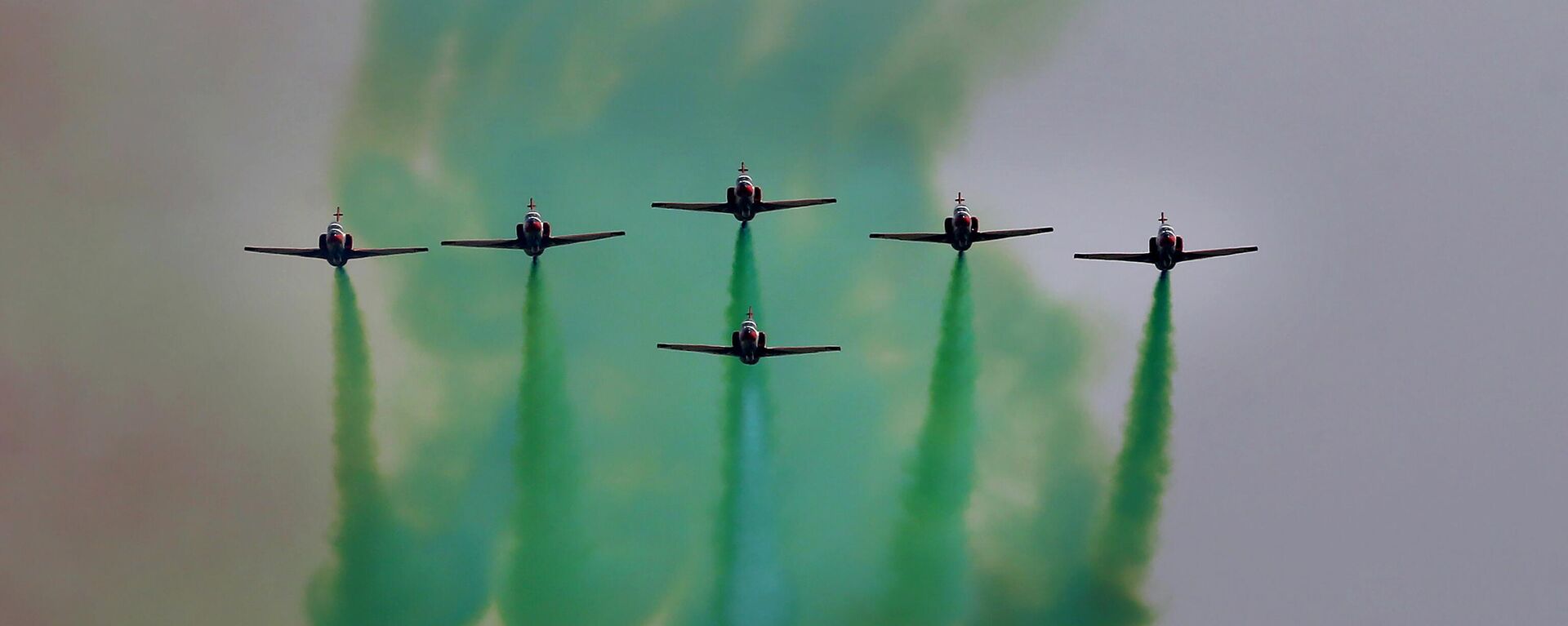 Pakistan Air Force jets demonstrate an aerobatic performance during a military parade to mark Pakistan National Day in Islamabad, Pakistan, Wednesday, March 23, 2022. - Sputnik India, 1920, 23.03.2023