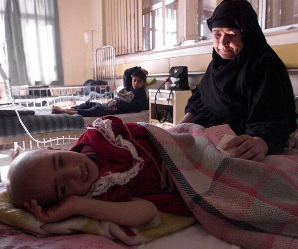 Ребенок с лейкемией, вызванной последствиями американских бомбардировок снарядами с обедненным ураном, в больнице Багдада, Ирак - Sputnik India