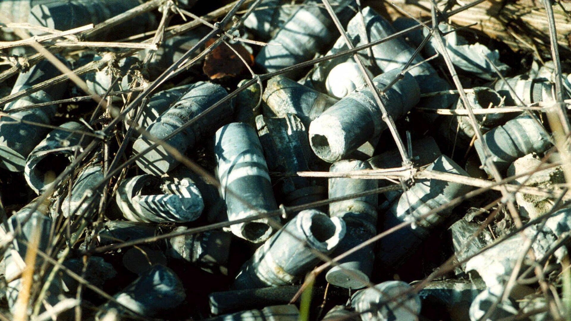 A pile of 30mm anti-tank rounds is shown in a former military factory in Sarajevo suburb of Hadzici, some 16 kilometers (10 miles) south of Sarajevo, Wednesday Jan. 10, 2001. - Sputnik भारत, 1920, 04.09.2023