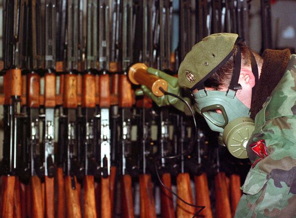Солдат боснийско-сербской армии измеряет уровень радиации на оружии и военной технике на военном заводе в городе Братунац - Sputnik India