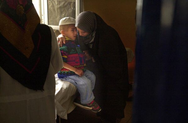Болеющий раком ребенок в Басре, Ирак  - Sputnik India