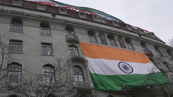 People show an Indian flag from the roof of the Indian High Commission as protestors of the Khalistan movement demonstrate on the streets in London, Wednesday, March 22, 2023. - Sputnik भारत