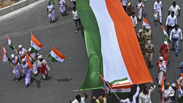 Members of India's Congress party carry a giant Indian national flag during a procession as part of the celebrations to mark country's 75th Independence Day in Chennai on August 15, 2022. - Sputnik India