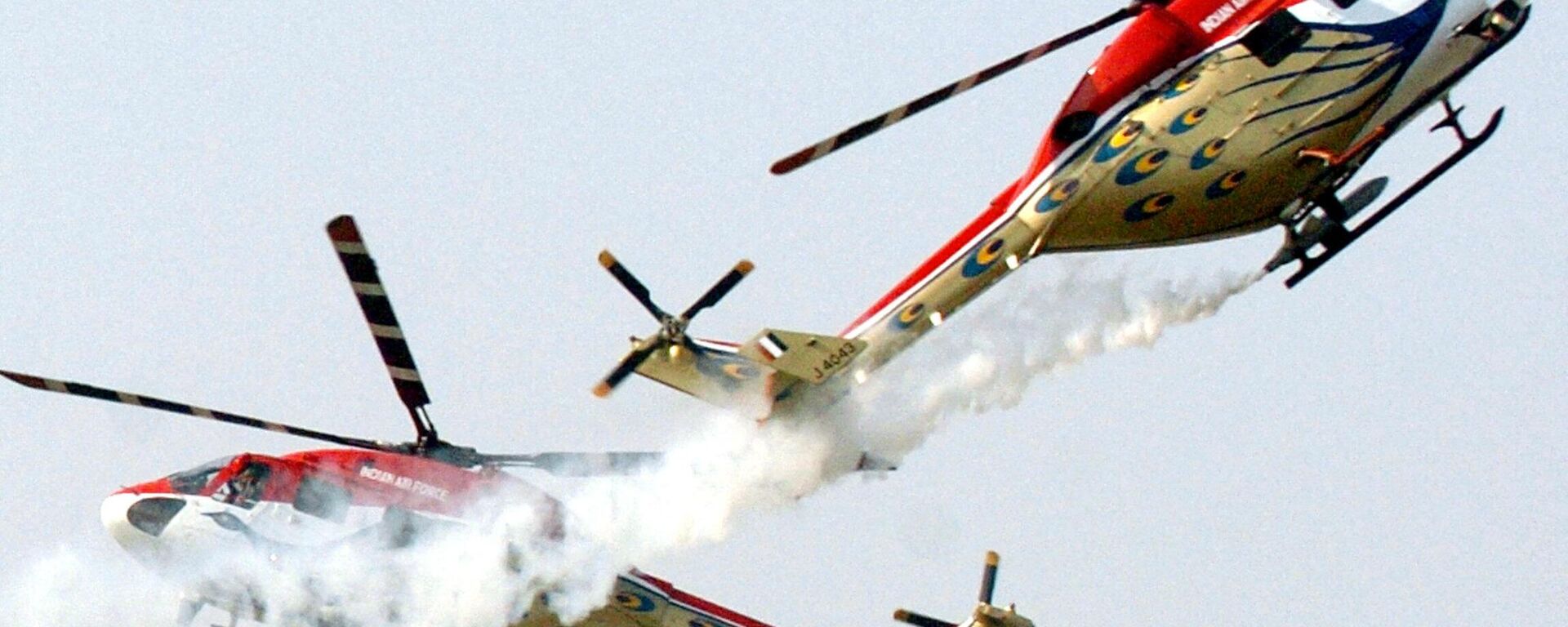 Indian Air Force (IAF) Dhruv helicopters perform formation manoeuvers during the Air Force Day parade to mark the IAF's 72nd anniversary at the Palam Air Force Station in New Delhi, 08 October 2004. - Sputnik India, 1920, 26.03.2023