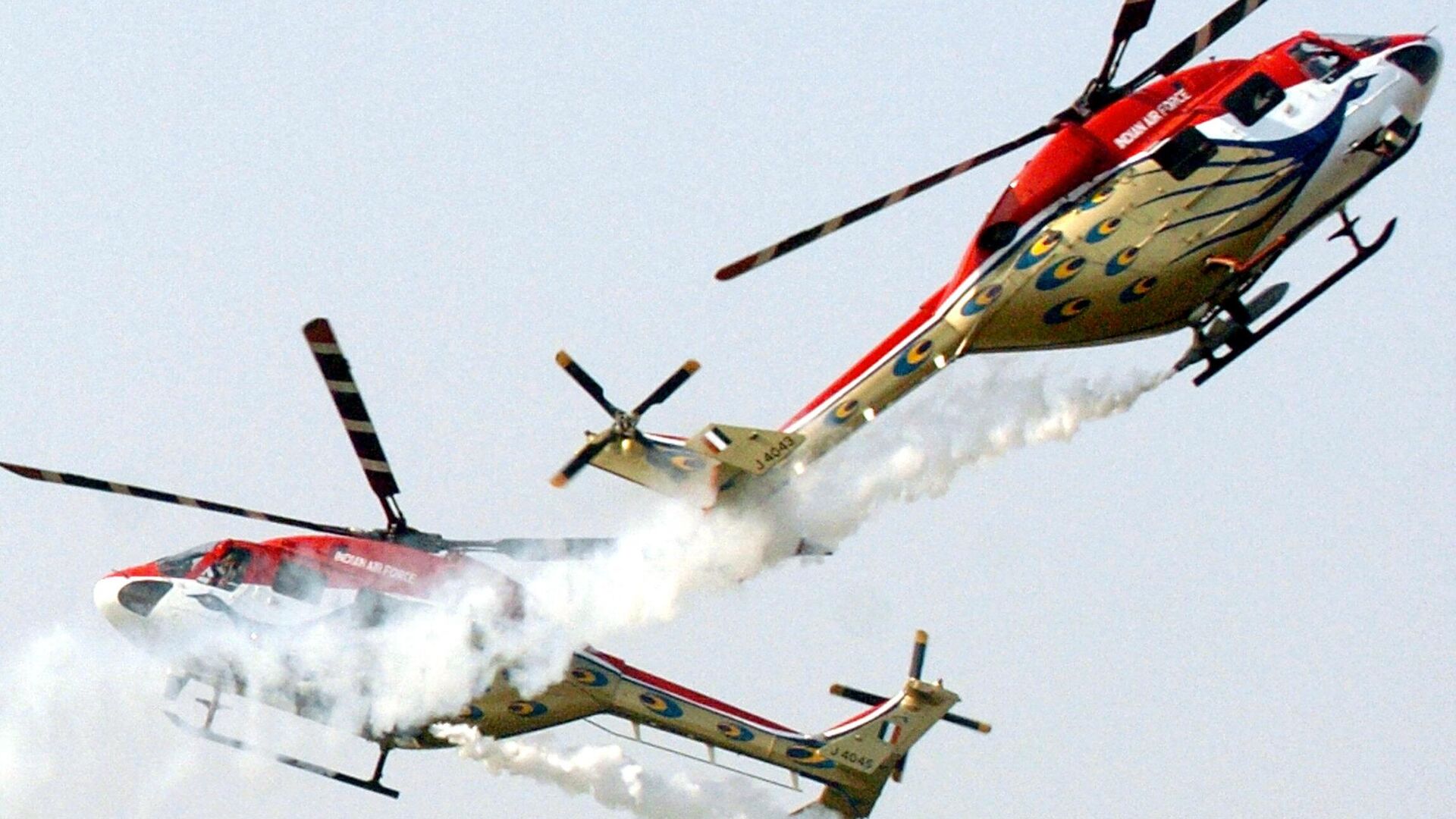 Indian Air Force (IAF) Dhruv helicopters perform formation manoeuvers during the Air Force Day parade to mark the IAF's 72nd anniversary at the Palam Air Force Station in New Delhi, 08 October 2004. - Sputnik India, 1920, 26.03.2023