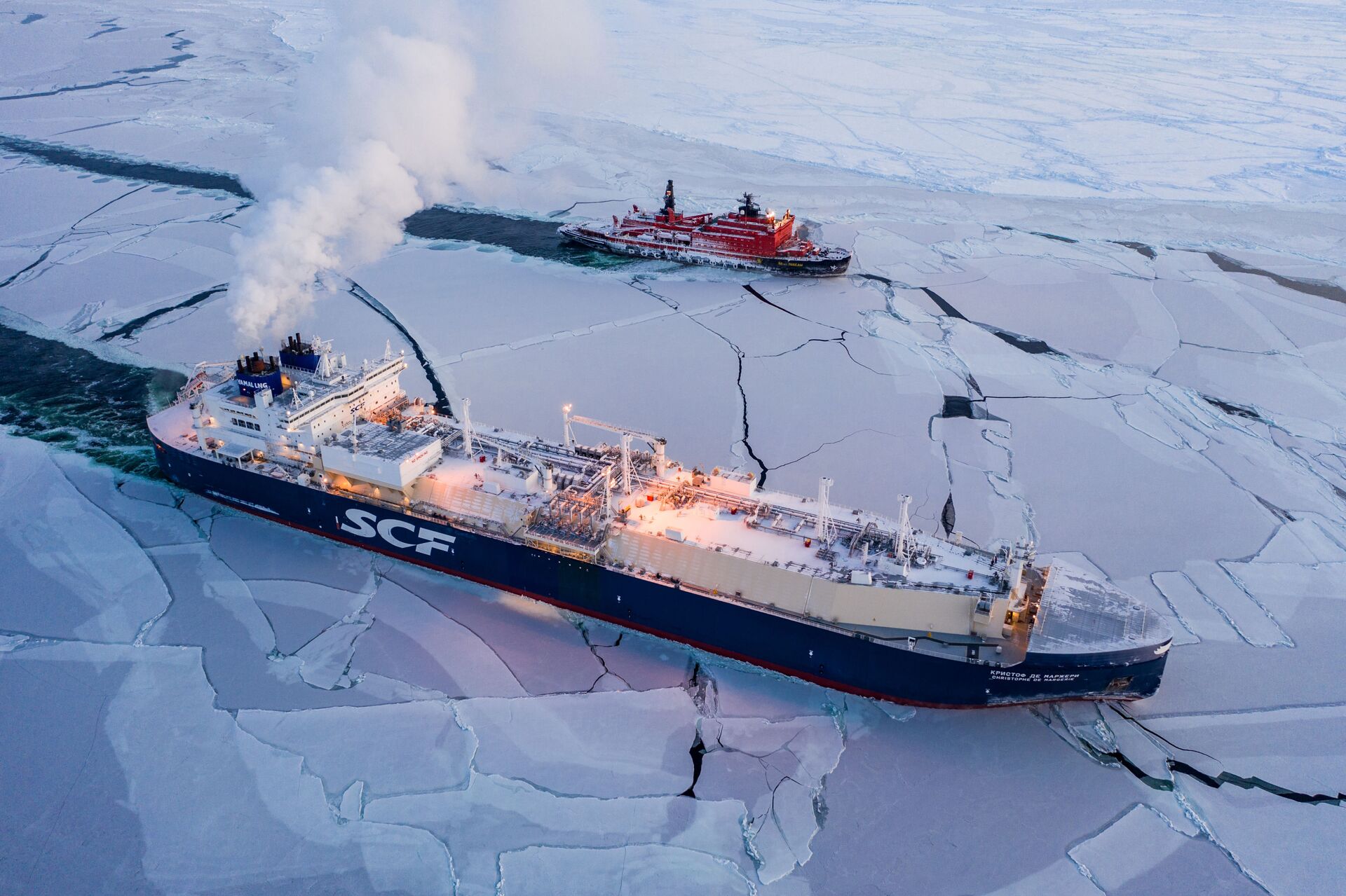 Sovcomflot LNG ship Christophe de Margerie and Russian icebreaker 50 Let Pobedy traverse the Northern Sea Route in February 2021, the first commercial cargo vessel to do so - Sputnik India, 1920, 20.12.2023