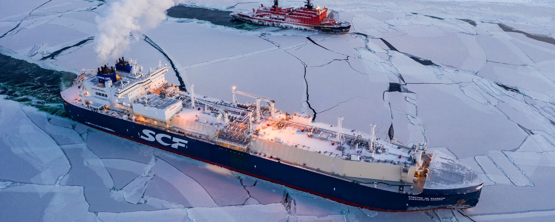 Sovcomflot LNG ship Christophe de Margerie and Russian icebreaker 50 Let Pobedy traverse the Northern Sea Route in February 2021, the first commercial cargo vessel to do so - Sputnik भारत, 1920, 03.10.2023