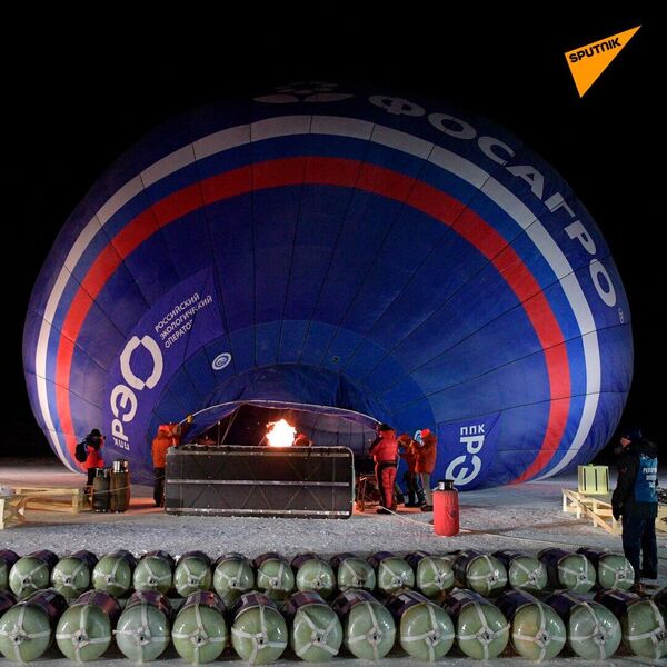 Russian explorers Fyodor Konyukhov and Ivan Menyailo make a 2,540-kilometer non-stop journey in a thermal balloon - Sputnik भारत