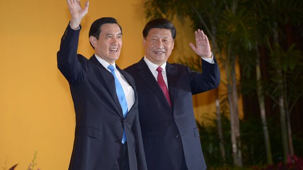 Chinese President Xi Jinping and Taiwan President Ma Ying-jeou wave to journalists before their meeting at Shangrila hotel in Singapore on November 7, 2015 - Sputnik भारत