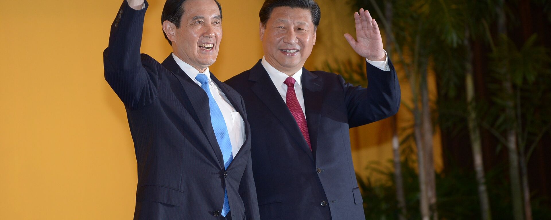 Chinese President Xi Jinping and Taiwan President Ma Ying-jeou wave to journalists before their meeting at Shangrila hotel in Singapore on November 7, 2015 - Sputnik भारत, 1920, 27.03.2023