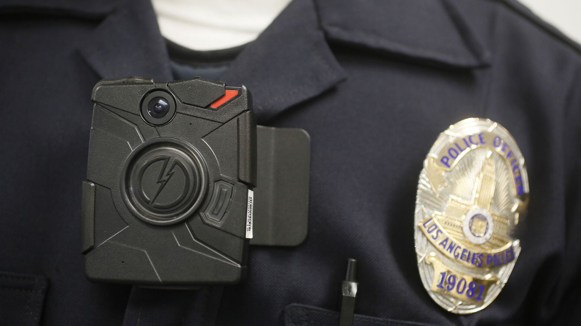 FILE- In this Jan. 15, 2014 file photo a Los Angeles Police officer wears an on-body camera - Sputnik भारत, 1920, 14.09.2023