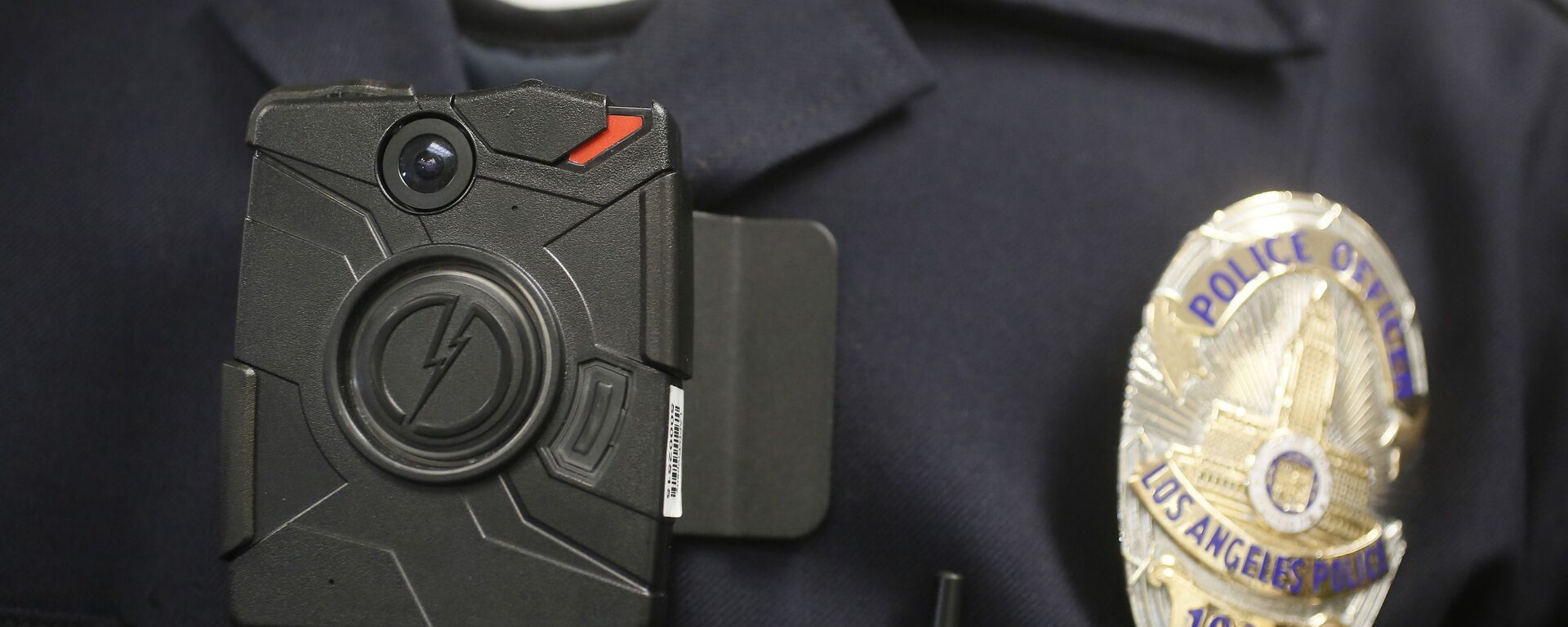 FILE- In this Jan. 15, 2014 file photo a Los Angeles Police officer wears an on-body camera - Sputnik भारत, 1920, 14.09.2023