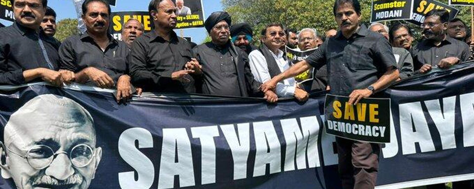  Dressed in black, opposition MPs protest near Parliament - Sputnik India, 1920, 27.03.2023