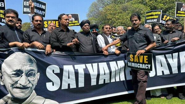  Dressed in black, opposition MPs protest near Parliament - Sputnik भारत