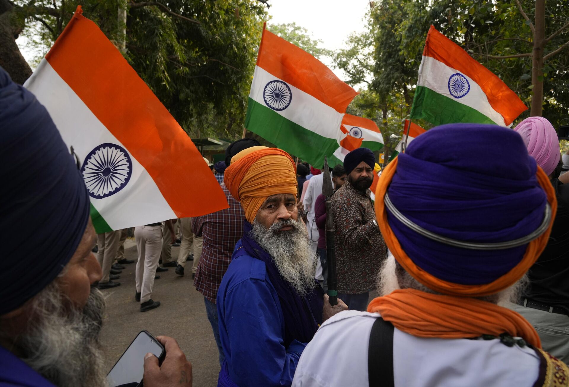 Indian Sikhs protesting against the pulling down of Indian flag from the Indian High Commission building in London gather with Indian flags outside the British High Commission in New Delhi, India, Monday, March 20, 2023. - Sputnik India, 1920, 24.12.2023