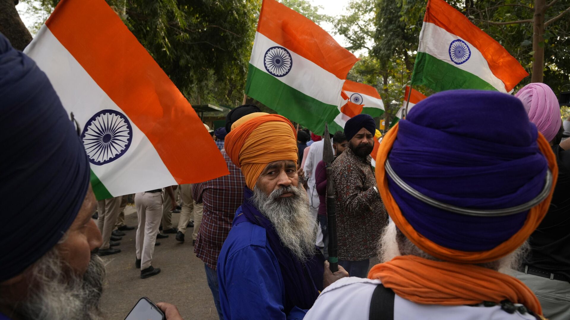 Indian Sikhs protesting against the pulling down of Indian flag from the Indian High Commission building in London gather with Indian flags outside the British High Commission in New Delhi, India, Monday, March 20, 2023. - Sputnik India, 1920, 14.09.2023