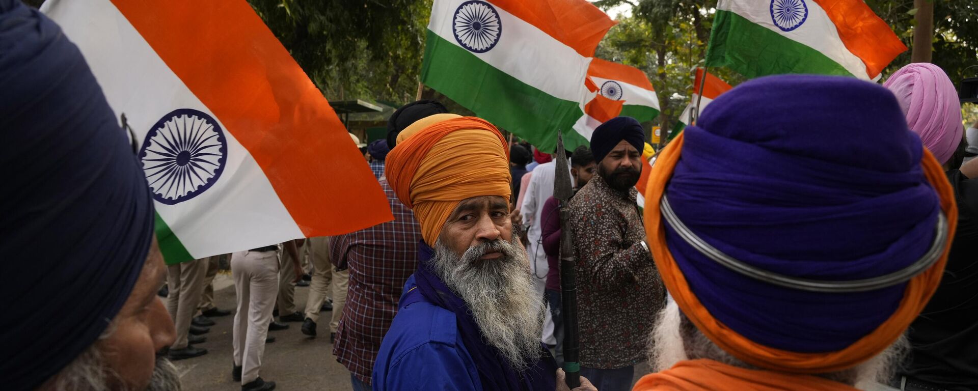 Indian Sikhs protesting against the pulling down of Indian flag from the Indian High Commission building in London gather with Indian flags outside the British High Commission in New Delhi, India, Monday, March 20, 2023. - Sputnik India, 1920, 27.03.2023