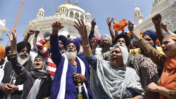 Supporters of Waris Punjab De shout slogans favouring their chief and separatist leader Amritpal Singh and other arrested activists during a meeting at the Akal Takht Secretariat inside Golden Temple complex, in Amritsar, India, Monday, March 27, 2023. - Sputnik India