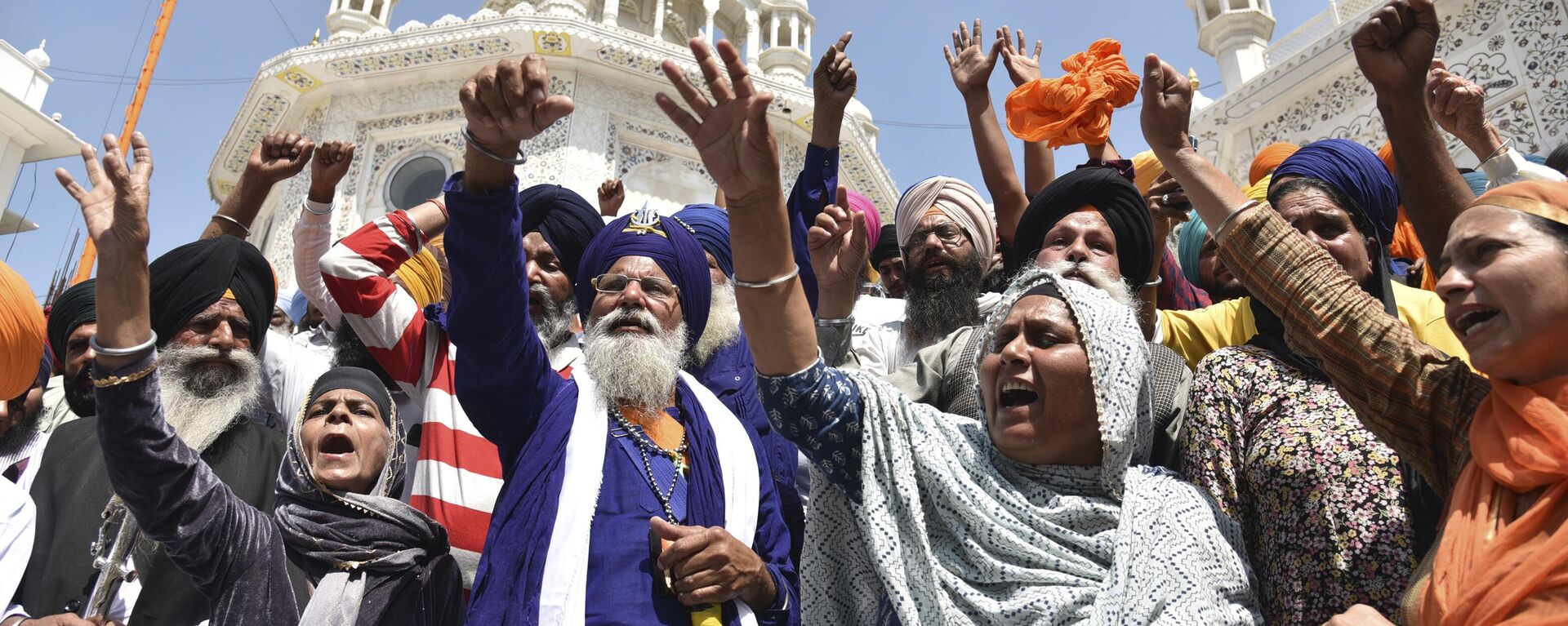 Supporters of Waris Punjab De shout slogans favouring their chief and separatist leader Amritpal Singh and other arrested activists during a meeting at the Akal Takht Secretariat inside Golden Temple complex, in Amritsar, India, Monday, March 27, 2023. - Sputnik भारत, 1920, 08.04.2023