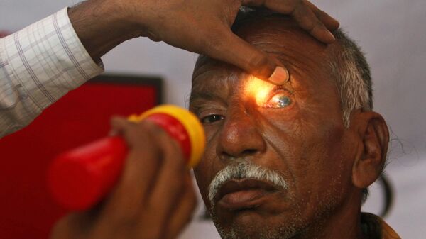 An Indian optician checks the eye of an elderly man at a free check-up camp at a shanty town to mark World Sight Day in Hyderabad, India, Thursday, Oct. 14, 2010. - Sputnik India