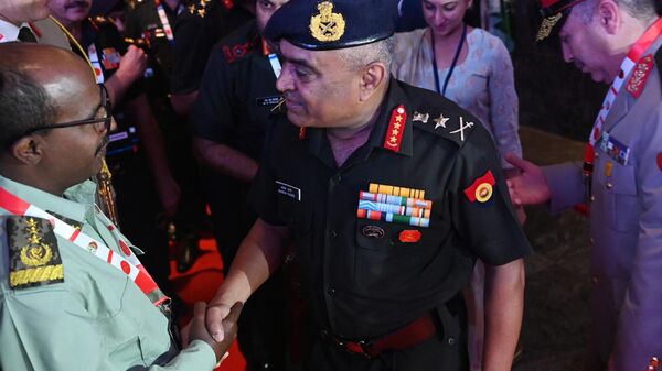 Chief of Indian Army Staff General Manoj Pande (C) meets army delegates during the India-Africa Army Chief’s conclave in Pune on March 28, 2023 - Sputnik भारत