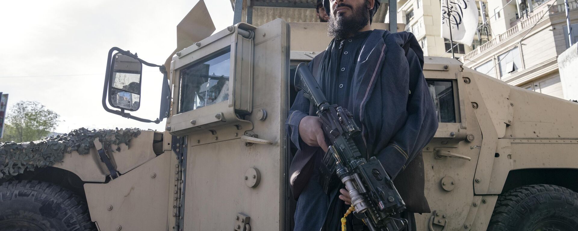 A Taliban fighter stands guard at the explosion site, near the Foreign Ministry in Kabul, Afghanistan, Monday, March 27, 2023. - Sputnik भारत, 1920, 26.05.2023