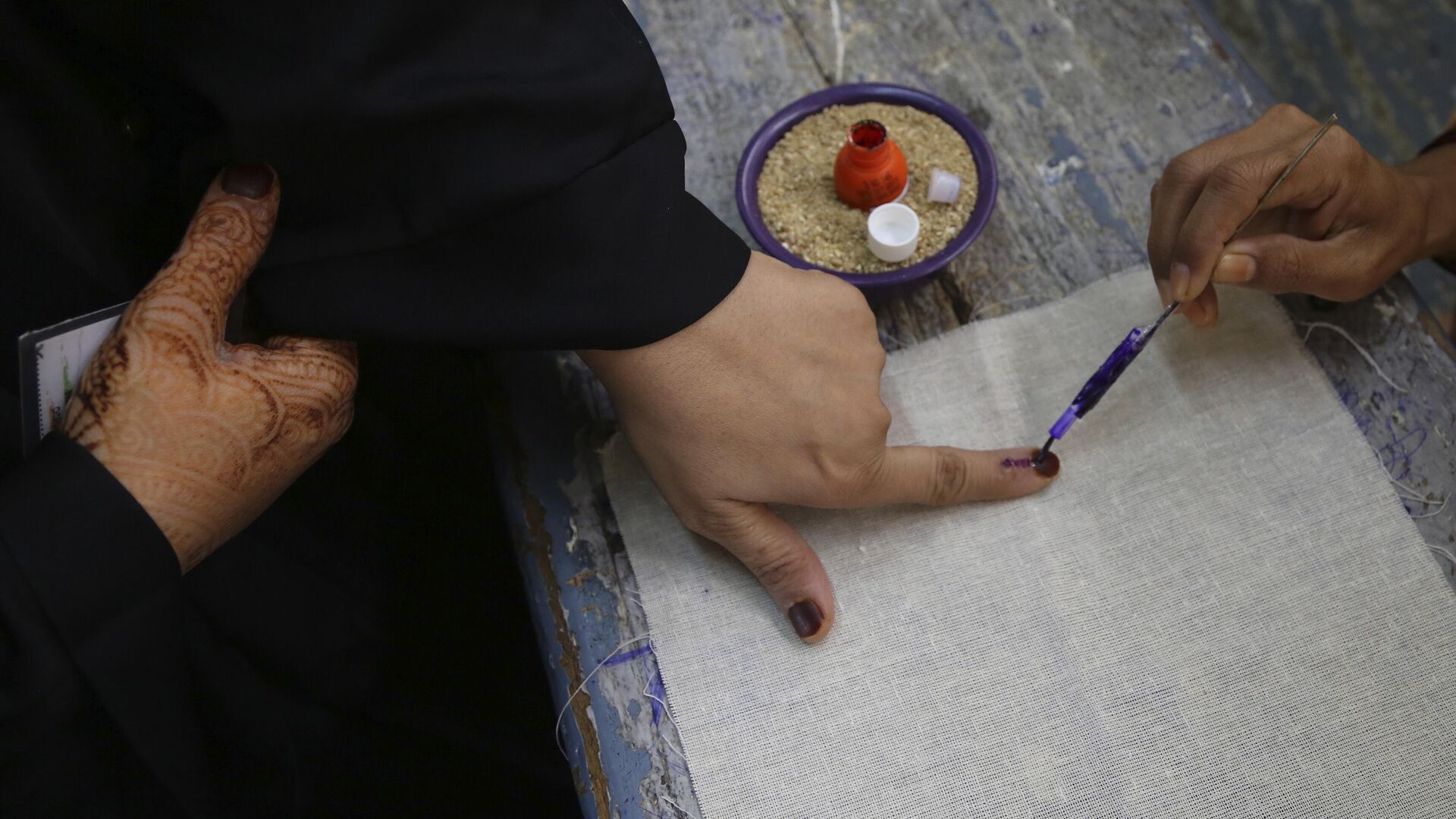 An Indian election official marks the finger of a woman with indelible ink before allowing her to cast her vote at a polling station in Bangalore, India, Thursday, Dec. 5, 2019. - Sputnik India, 1920, 10.05.2023